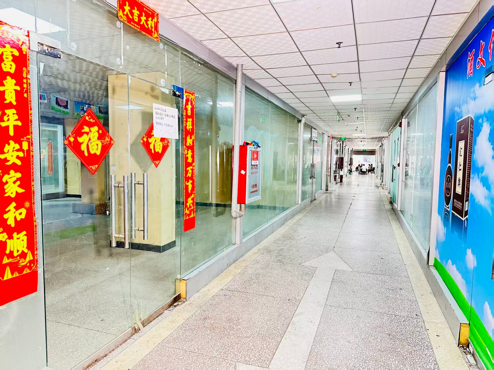 孔明街园区位于洛阳市老城区春都路商贸核心区域，周边商业氛围成熟，交通便利，配套完善。依托传统副食品商贸资源，园区具备良好的经营基础和人气优势，是企业办公、商品展示、批发零售及创业发展的理想选择。