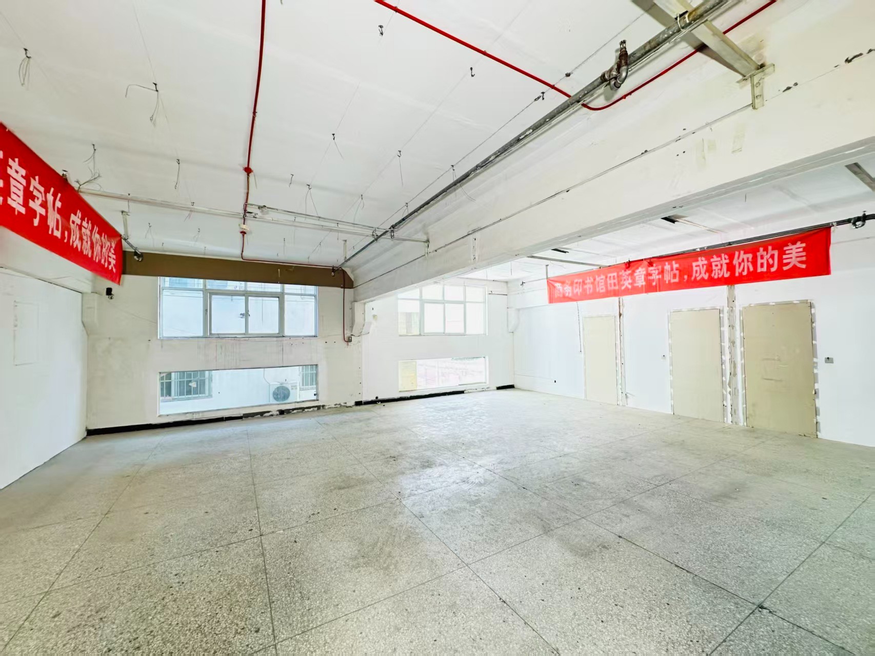 孔明街重点吸引人工智能应用、数字经济、电商直播、智能制造服务、软件开发、科技创新企业及创业团队入驻